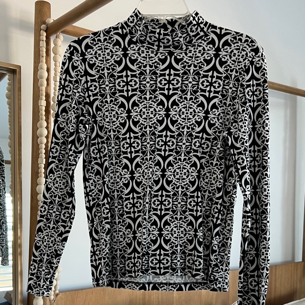 Jones New York Sport Black and white Patterned Top super cute & sexy mock neck!